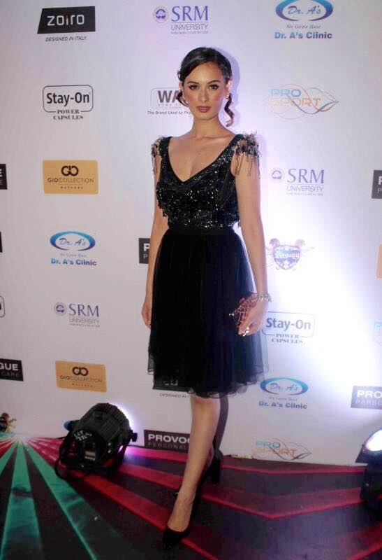 evelyn_sharma_in_beautiful_dress